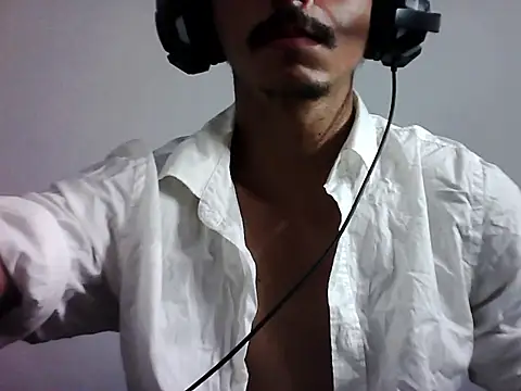 Snapshot of MagrinhoSaradoo chatting on November 2025 12:35:01 AM MagrinhoSaradoo online show from November 2025 12:35:01 AM