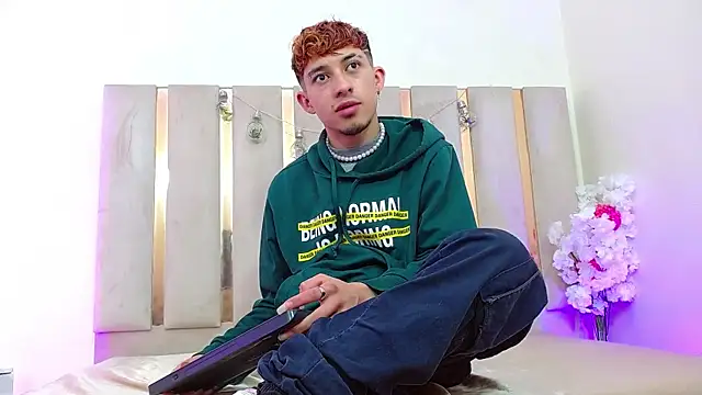 Snapshot of Axel_tay chatting on October 2025 03:28:02 AM Axel tay online show from October 2025 03:28:02 AM