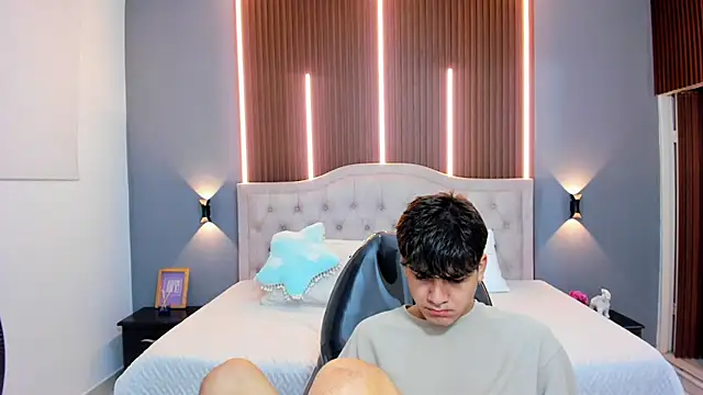 Tommy18   online show from October 2025 03:18:01 AM