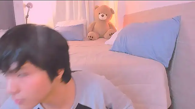 AllanYong18 online show from December 2025 10:31:01 AM