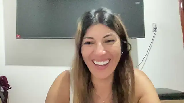 Snapshot of LunaBeya chatting on October 2025 04:55:02 AM LunaBeya online show from October 2025 04:55:02 AM