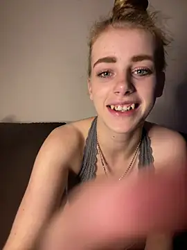 Snapshot of VioletxBlue chatting on July 2026 09:43:01 PM VioletxBlue online show from July 2026 09:43:01 PM