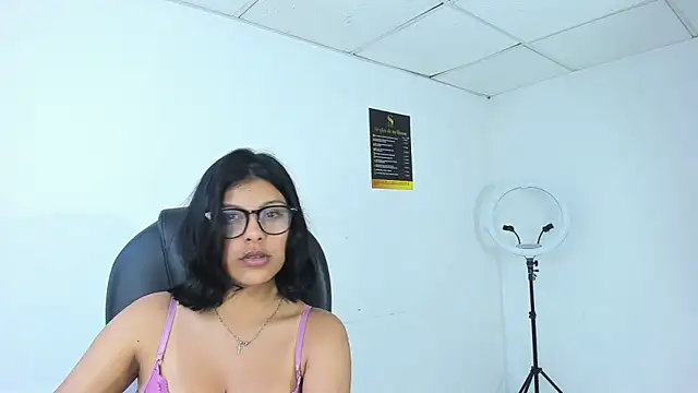 Salmaportman69 online show from October 2025 03:31:02 AM