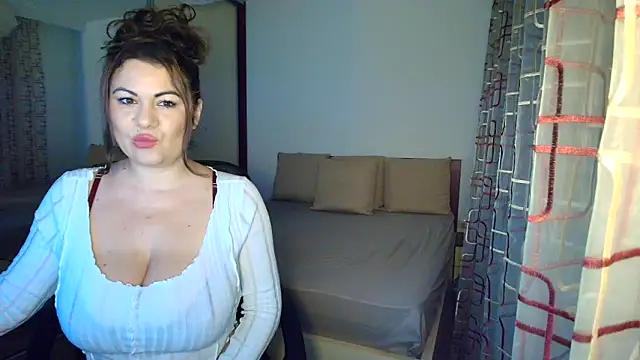 Snapshot of VixenVibesX chatting on October 2025 08:37:02 PM VixenVibesX online show from October 2025 08:37:02 PM