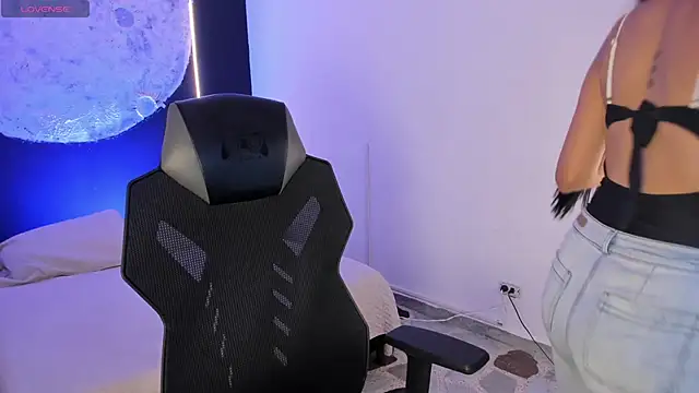 BellaaStorm online show from November 2025 04:33:02 AM