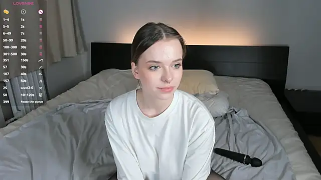 MonaClive online show from February 2025 12:50:01 PM