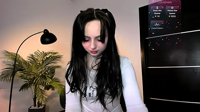 Snapshot of Noirael chatting on April 2026 01:15:01 PM Noirael online show from April 2026 01:15:01 PM