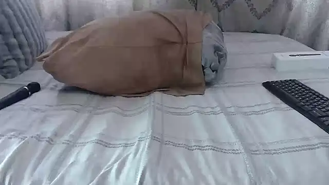 Snapshot of BUBBLYBUNNYxx chatting on October 2025 06:17:01 AM BUBBLYBUNNYxx online show from October 2025 06:17:01 AM