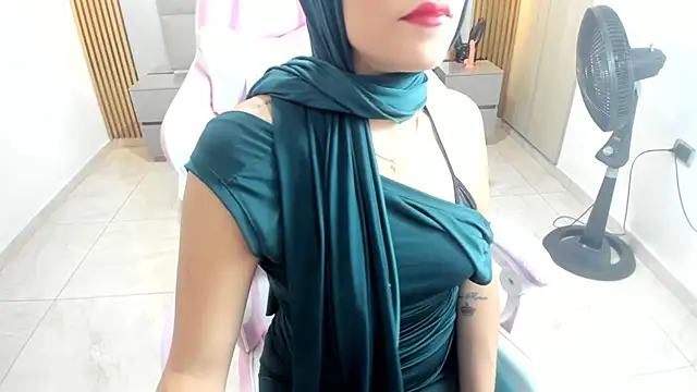 Snapshot of Zulema_hamdi chatting on January 2025 03:58:01 PM Zulema hamdi online show from January 2025 03:58:01 PM