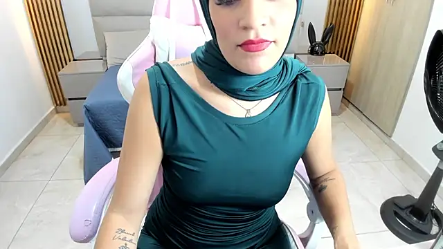 Snapshot of Zulema_hamdi chatting on February 2025 06:51:01 PM Zulema hamdi online show from February 2025 06:51:01 PM