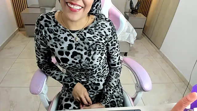 Snapshot of Zulema_hamdi chatting on February 2025 02:57:02 PM Zulema hamdi online show from February 2025 02:57:02 PM