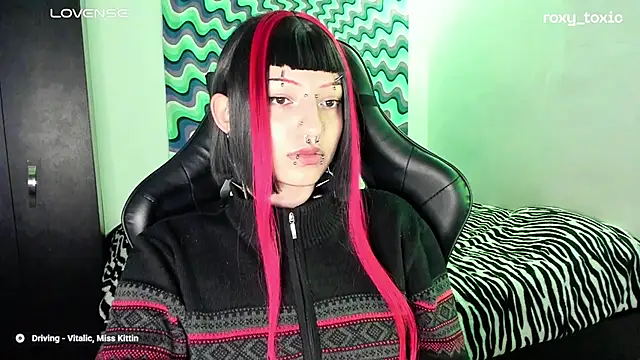 Snapshot of roxy_toxic chatting on March 2025 01:42:02 AM roxy toxic online show from March 2025 01:42:02 AM
