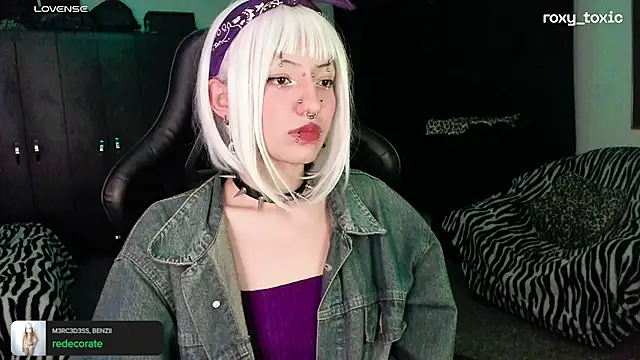 Snapshot of roxy_toxic chatting on October 2025 01:36:02 AM roxy toxic online show from October 2025 01:36:02 AM