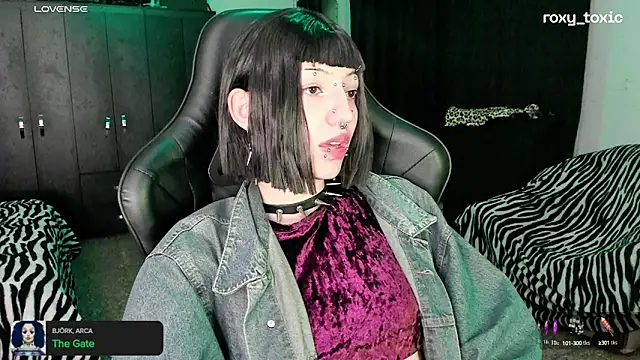 Snapshot of roxy_toxic chatting on October 2025 01:25:01 AM roxy toxic online show from October 2025 01:25:01 AM