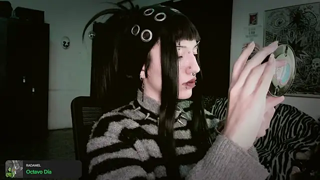 Snapshot of roxy_toxic chatting on April 2026 01:25:01 AM roxy toxic online show from April 2026 01:25:01 AM