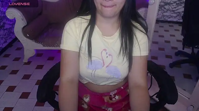 Snapshot of Skye_Little_v chatting on March 2025 04:57:02 AM Skye Little v online show from March 2025 04:57:02 AM