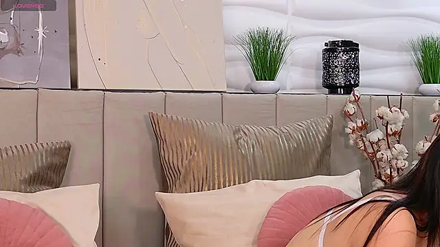 Snapshot of Elly_Ross chatting on February 2025 05:15:02 AM Elly Ross online show from February 2025 05:15:02 AM