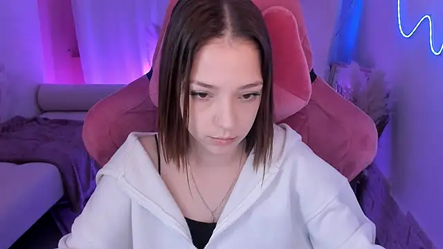 Snapshot of PamBeesly chatting on December 2025 08:43:01 AM PamBeesly online show from December 2025 08:43:01 AM