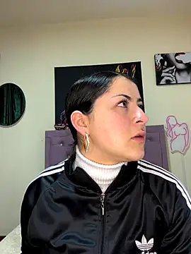 Emmie Hot online show from October 2025 01:03:02 PM