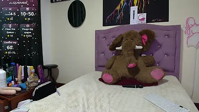 Emmie Hot online show from March 2026 12:01:01 PM