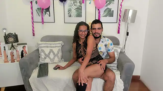 Snapshot of luxurycoupl chatting on February 2025 03:40:01 AM luxurycoupl online show from February 2025 03:40:01 AM
