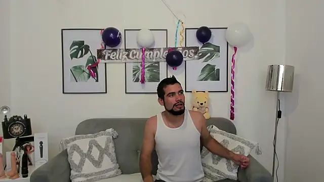 Snapshot of luxurycoupl chatting on February 2025 03:51:01 AM luxurycoupl online show from February 2025 03:51:01 AM
