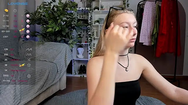 Snapshot of Rachel_Rut chatting on October 2025 04:12:01 AM Rachel Rut online show from October 2025 04:12:01 AM