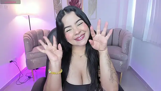 Snapshot of Layla_Breezee chatting on November 2025 12:05:02 PM Layla Breezee online show from November 2025 12:05:02 PM