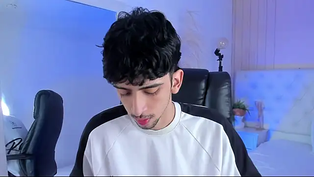 Snapshot of Alezzandro_ chatting on October 2025 09:04:01 PM Alezzandro online show from October 2025 09:04:01 PM