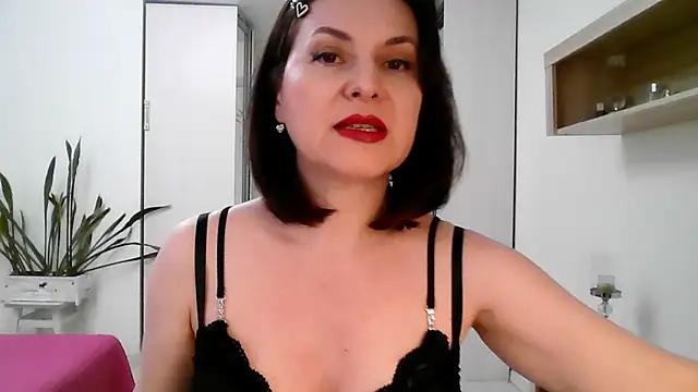 Victoria Glam online show from April 2026 12:32:02 PM