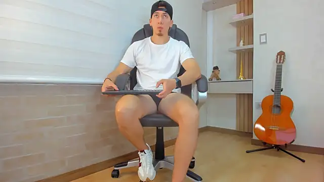 Snapshot of Tombarden chatting on December 2025 07:07:01 PM Tombarden online show from December 2025 07:07:01 PM