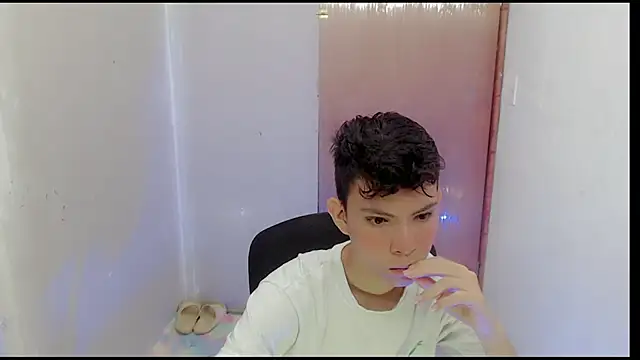 Snapshot of Alexxx_lov chatting on January 2025 12:37:02 PM Alexxx lov online show from January 2025 12:37:02 PM