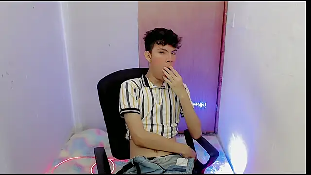 Snapshot of Alexxx_lov chatting on February 2025 12:47:01 PM Alexxx lov online show from February 2025 12:47:01 PM