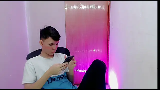 Snapshot of Alexxx_lov chatting on February 2025 12:27:01 PM Alexxx lov online show from February 2025 12:27:01 PM