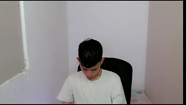 Snapshot of Alexxx_lov chatting on February 2025 12:31:01 PM Alexxx lov online show from February 2025 12:31:01 PM