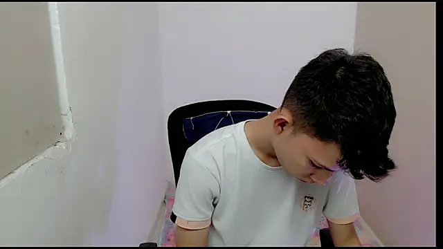 Snapshot of Alexxx_lov chatting on March 2025 12:26:02 PM Alexxx lov online show from March 2025 12:26:02 PM