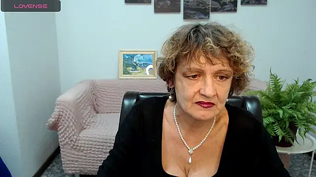 Snapshot of SexyGrandma_ chatting on February 2025 05:41:01 AM SexyGrandma online show from February 2025 05:41:01 AM