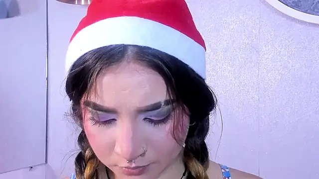 Shanntal  online show from November 2025 07:47:01 PM