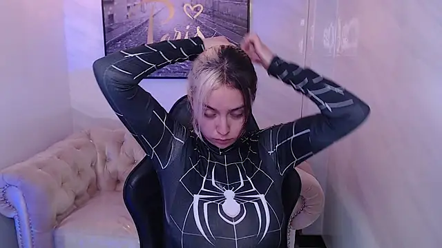 Hela v online show from October 2025 07:43:01 PM