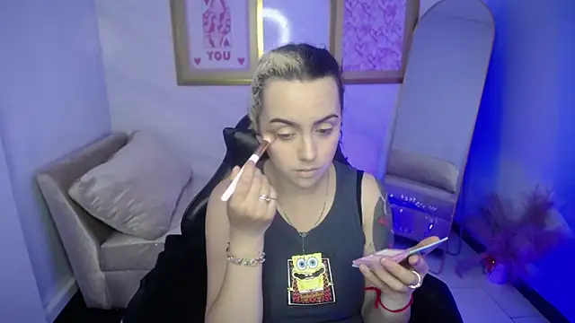 Hela v online show from November 2025 01:00:01 PM