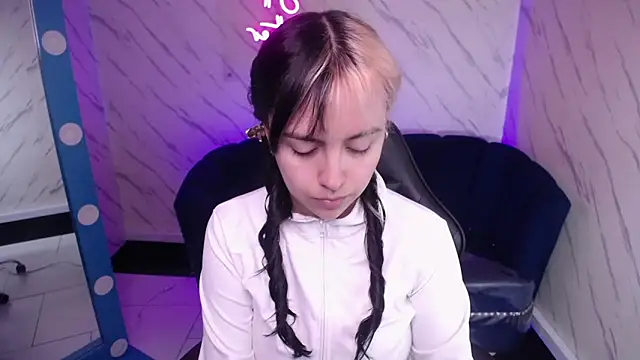 Hela v online show from February 2026 01:04:01 PM