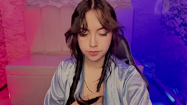 Hela v online show from April 2026 01:13:02 PM