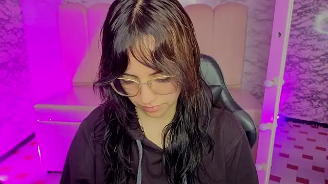 Hela v online show from April 2026 01:03:02 PM