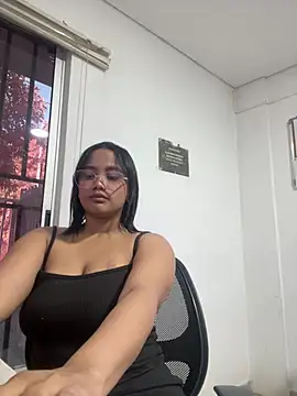 Snapshot of my_cam chatting on February 2025 07:33:02 PM my cam online show from February 2025 07:33:02 PM