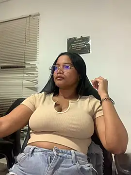 Snapshot of my_cam chatting on February 2025 12:32:02 PM my cam online show from February 2025 12:32:02 PM