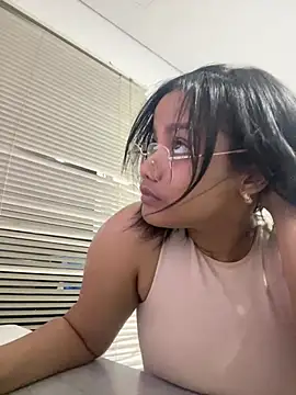 Snapshot of my_cam chatting on March 2025 12:05:02 AM my cam online show from March 2025 12:05:02 AM