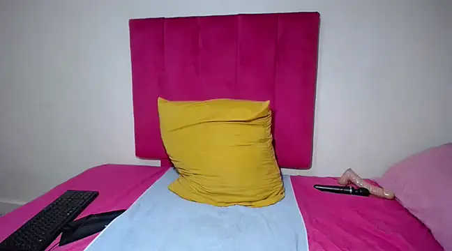 Snapshot of Mywife777 chatting on March 2025 09:21:01 PM Mywife777 online show from March 2025 09:21:01 PM