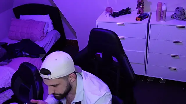 Snapshot of lucas_kazimm chatting on January 2025 03:51:01 PM lucas kazimm online show from January 2025 03:51:01 PM