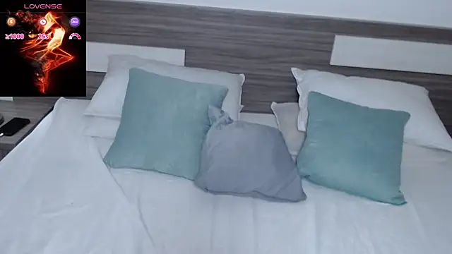 Liiamthompson online show from March 2026 01:39:01 PM