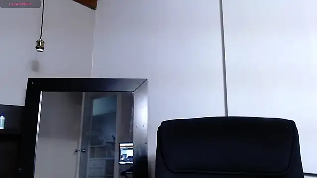 Liiamthompson online show from April 2026 09:49:02 PM